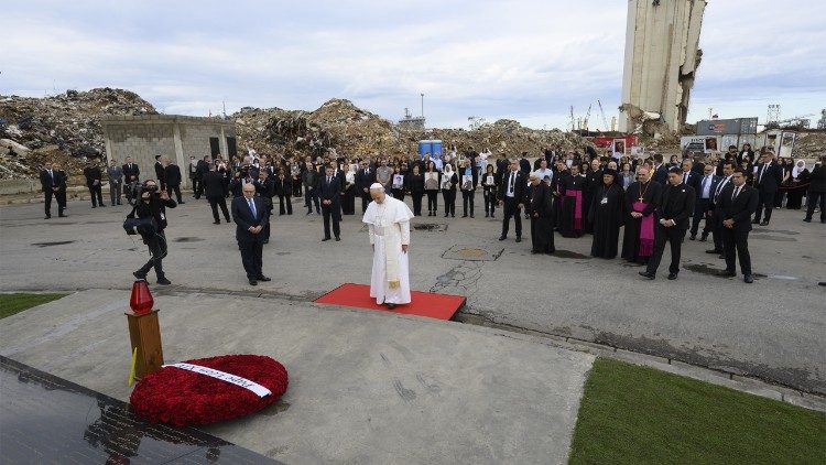 Il Papa in preghiera davanti al memoriale delle vittime dell'esplosione al Porto di Beirut