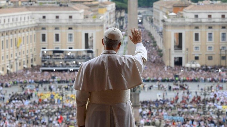 Papa Leone XIV benedice la folla in Piazza San Pietro