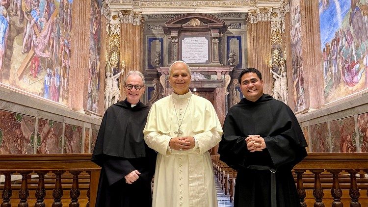 Leone XIV con due confratelli agostiniani nella Cappella Paolina, foto di padre Bruno Silvestrini