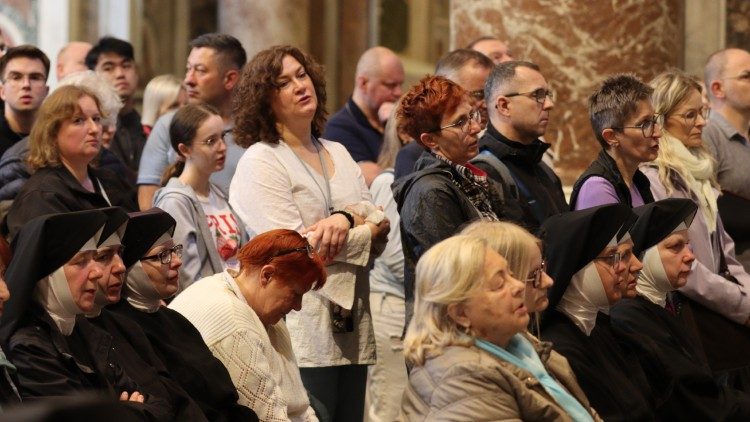 Polacy jak co tydzień licznie zgromadzili się na Mszy św. przy grobie Papieża Polaka