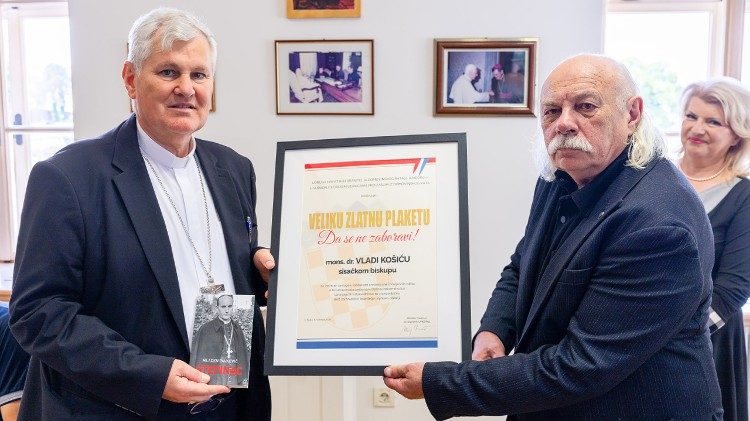 Velika zlatna plaketa "Da se ne zaboravi" uručena biskupu Vladi Košiću (Foto: Sisačka biskupija)