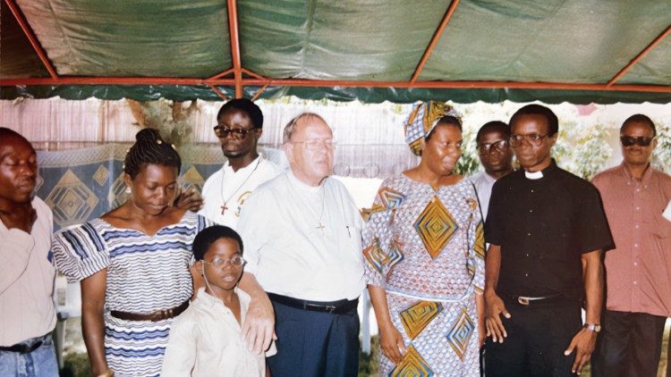 El padre Tardif con un grupo de fieles