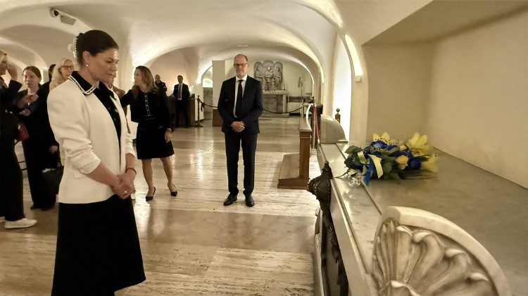 Kronprinsessan Victoria vid drottning Kristinas grav i Peterskyrkan