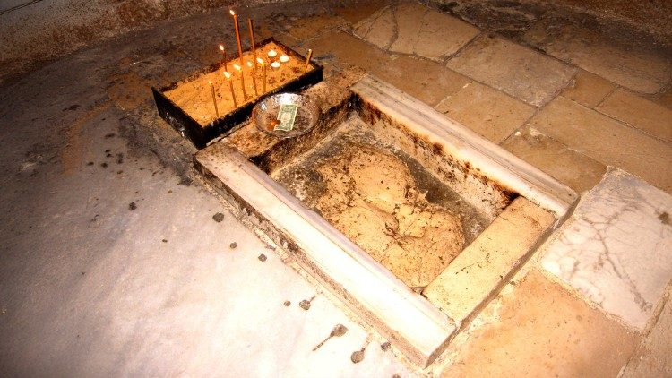 L'impronta del piede del Risorto nella Cappella dell'Ascensione. 