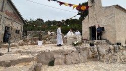 Biskup emeritus Ante Ivas predvodio misno slavlje pred zavjetnom crkvicom u uvali Murtar (Foto: Alida Crvelin)