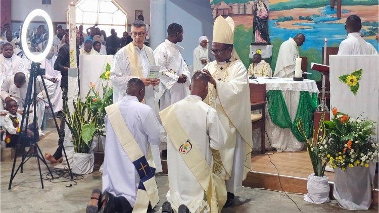 Dom Inácio Saúre, Arcebispo de Nampula, durante a Missa da ordenação e profissão de Missionários Combonianos
