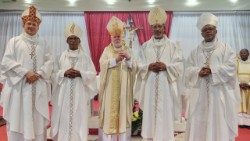 Monsignor Gallagher en la Misa en la Iglesia de Nossa Senhora da Graça,  en Praia, Cabo Verde