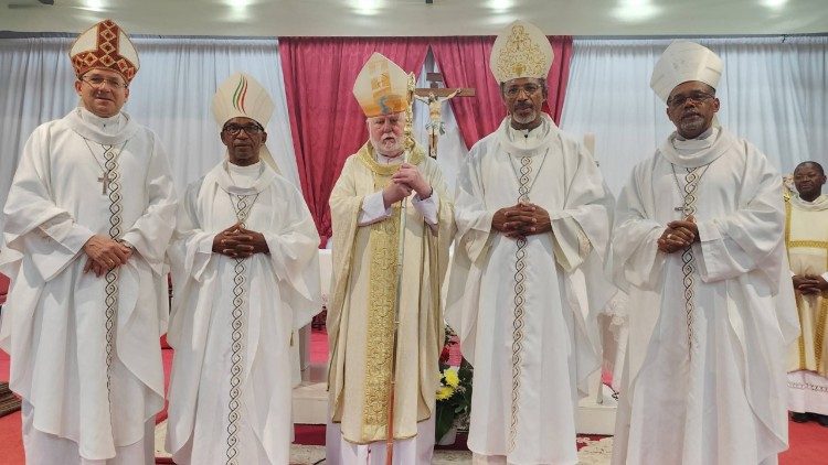 Monsignor Gallagher en la Misa en la Iglesia de Nossa Senhora da Graça,  en Praia, Cabo Verde