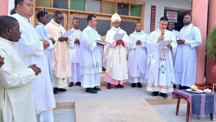Misa katika Parokia ya Olasiti huko Arusha, Tanzania kuongozwa na Askofu Mkuu Amani