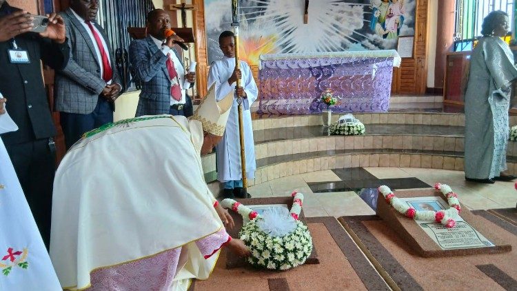 2026.05.11 Askofu Mkuu Amani wa Jimbo Kuu la Arusha,Tanzania akiweka mashada ya maua kwenye makaburi ya wahanga 3 wa bomu la Mei 5,2013.