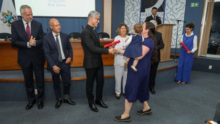 PUC Minas forma primeira turma de especializa&ccedil;&atilde;o apoiada pelo Vaticano