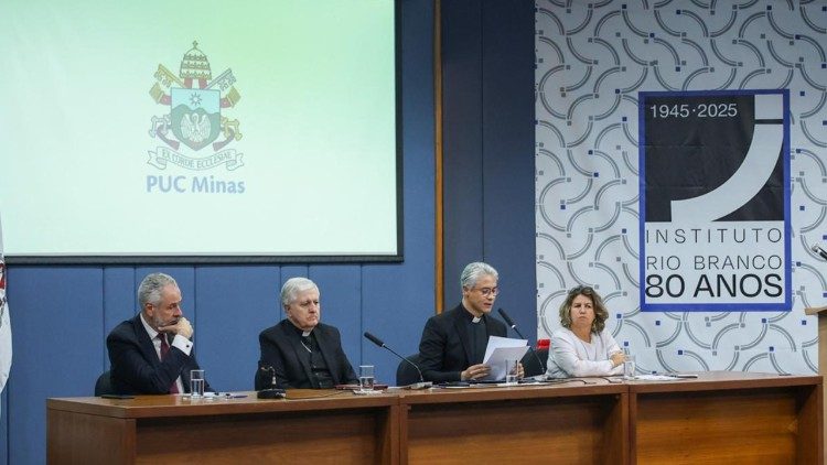 PUC Minas forma primeira turma de especializa&ccedil;&atilde;o apoiada pelo Vaticano