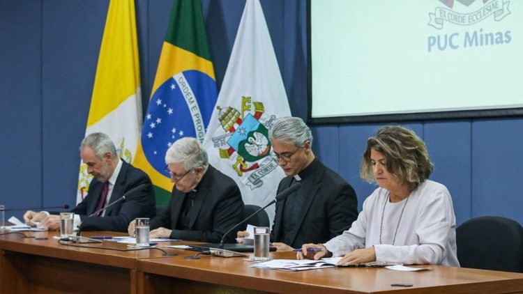 PUC Minas forma primeira turma de especialização apoiada pelo Vaticano.