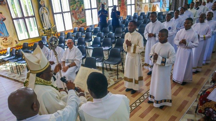 33 Seminaristas do Semin&aacute;rio Teol&oacute;gico S&atilde;o Pio X  na Beira fazem sua promessa