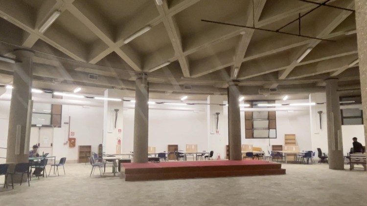 La sala de estudio en la planta inferior de la capilla universitaria.