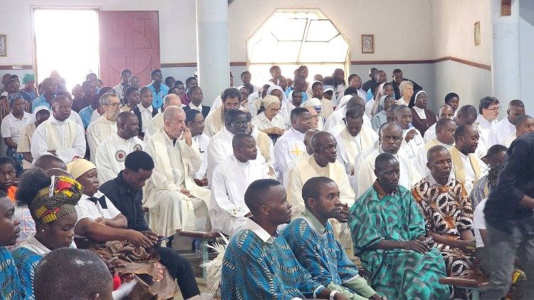 Sacerdotes e fi&eacute;is participantes na celebra&ccedil;&atilde;o, na Par&oacute;quia de Santa Cruz, em Nampula
