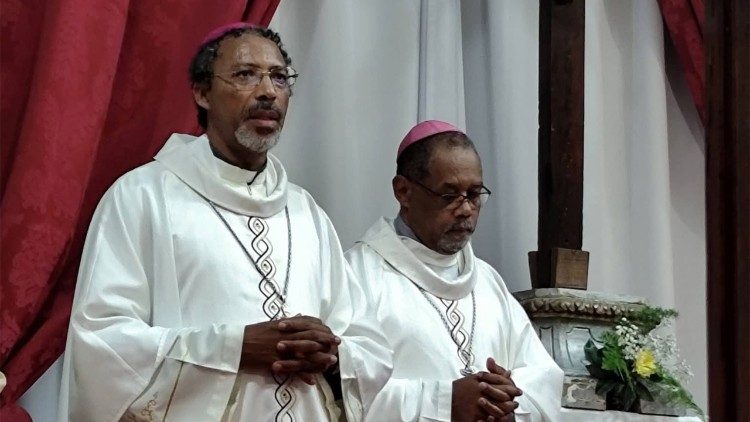 Dom Teodoro Mendes Tavavares (Bispo de Santiago) e Dom Ildo Fortes (Bispo de Mindelo) &agrave; direita. 