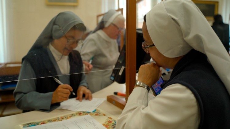 El trabajo en las oficinas de la Limosner&iacute;a Apost&oacute;lica