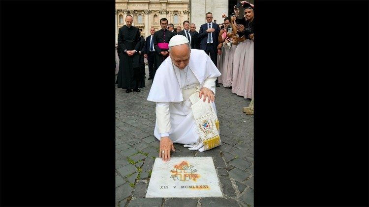 Papa Lav XIV. moli na mjestu atentata na papu Ivana Pavla II.