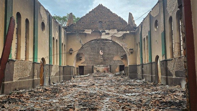 Die von Terroristen niedergebrannte Kirche in Meza. © KIRCHE IN NOT