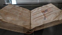 La Bibbia Atlantica è un prezioso manoscritto biblico monumentale esposto nella mostra "La Sapienza e i Papi" - foto di Stefania Sepulcri - Ufficio Stampa Sapienza