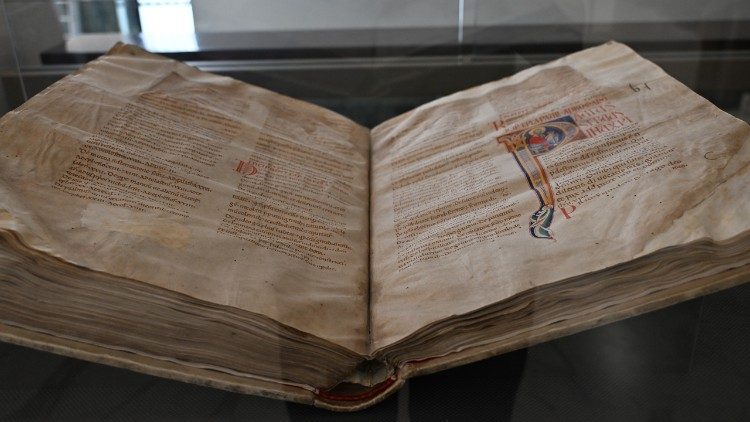 La Bibbia Atlantica è un prezioso manoscritto biblico monumentale esposto nella mostra "La Sapienza e i Papi" - foto di Stefania Sepulcri - Ufficio Stampa Sapienza