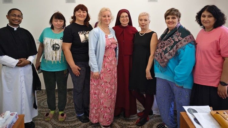 Zodpovědn&iacute; za „R&aacute;chelinu vinici“ a dobrovoln&iacute;ci v Kazachst&aacute;nu (uprostřed Irina Malceva)