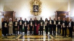 Entrega de las condecoraciones a los embajadores ante la Santa Sede