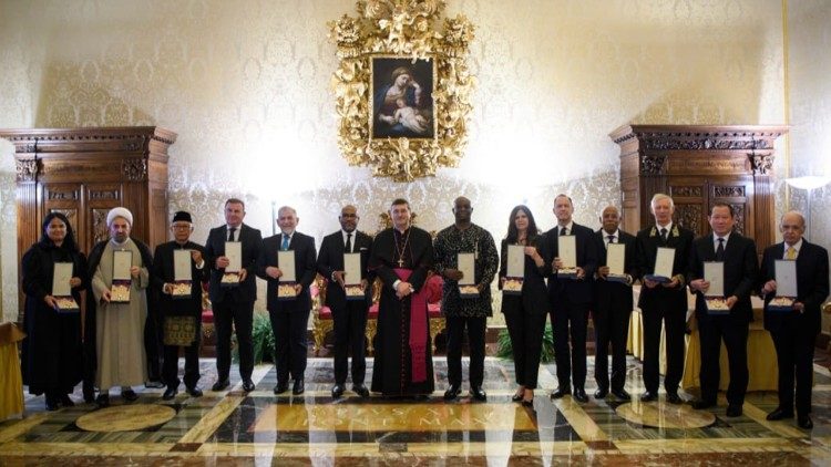 Entrega de las condecoraciones a los embajadores ante la Santa Sede