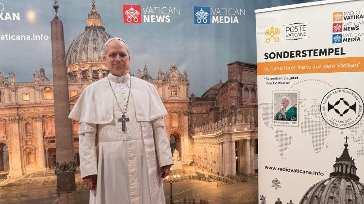 Papst Leo wartet am Katholikentagsstand auf Besucher