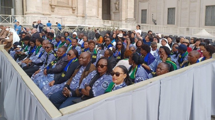 Mahujaji kutoka Tanzania wakisikiliza Katekesi ya Papa Leo XIV