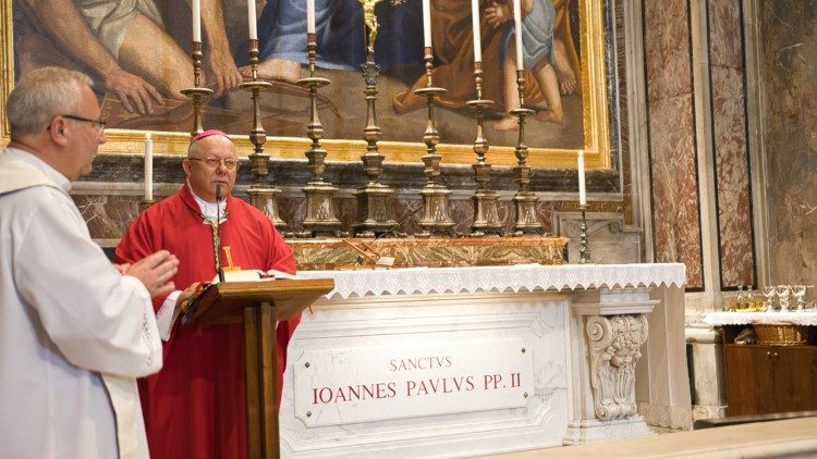 Abp Henryk Jagodziński podczas Mszy św. przy grobie św. Jana Pawła II