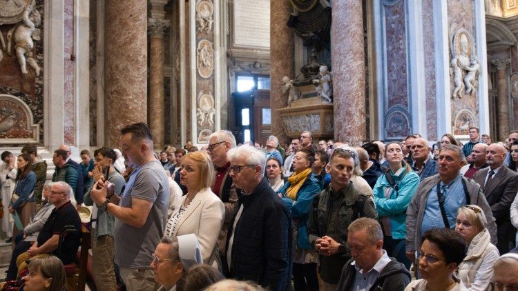 Polacy zn&oacute;w licznie uczestniczyli w Mszy św. czwartkowej