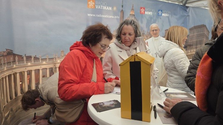Postkarten schreiben - und im Vatikan stempeln lassen