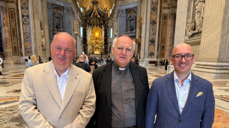 Od lewej: wicemarszałek Piotr Pilch, ks. prof. Henryk Witczyk i w&oacute;jt dr Roman Bzdyk