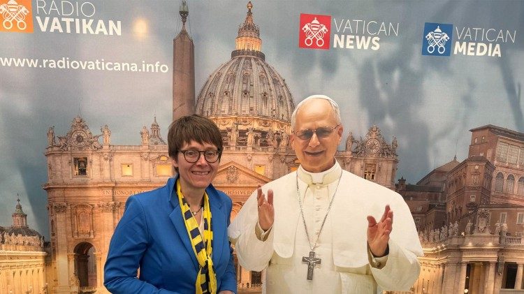 Frau Gilles mit einer Papst-Leo-Pappfigur an unserem Stand in Würzburg