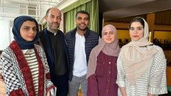 Gli studenti arrivati da Gaza con il presidente della Fondazione Giovanni XXIII don Antonio Lauri