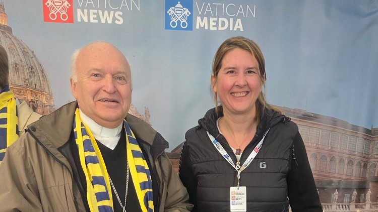 Kardinal Nemet mit Christine Seuss am Vatican Media Stand auf dem Katholikentag in Würzburg