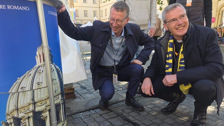 Bischof Wilmer mit dem Sprecher der Bischofskonferenz, Matthias Kopp, am Vatican Media Stand in Würzburg