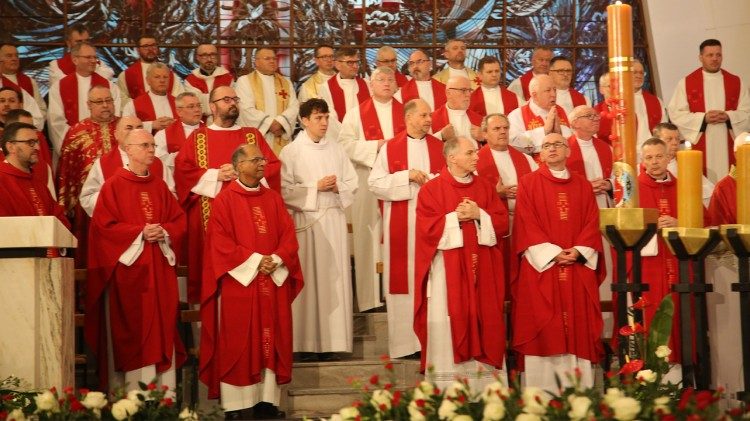 Kapłani koncelebrujący Eucharystię