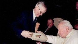 Ioan Paul al II-lea primește de la Eugen Simion numirea de membru de onoare al Academiei Române pe 31 mai 2001
