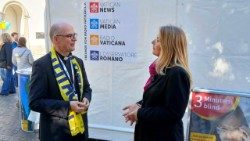 2026.05.16 Bischof Jung mit Birgit Pottler am Vatican Media Stand auf dem 104. Katholikentag Würzburg 2026 