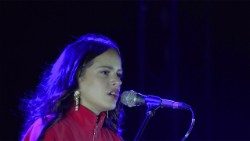 Rosalía bei einem Auftritt