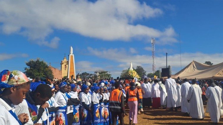 Peregrinos no Santuário Nossa Senhora de Fátima, em Namaacha, onde Dom João Carlos falou da Comunicação Social