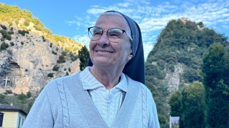 Detr&aacute;s de la misionera, a la derecha en lo alto de la monta&ntilde;a, donde Santa Rita sub&iacute;a a rezar y a estar m&aacute;s cerca de Dios 