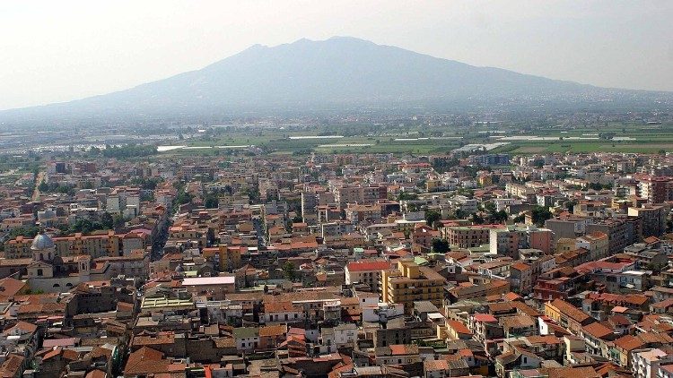 Acerra városa háttérben a Vezúvval 