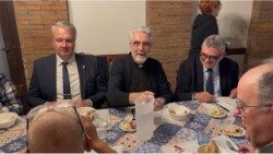 A szentszéki magyar nagykövet és a Pápai Alamizsnahivatal prefektusa a szeretetvascorán 