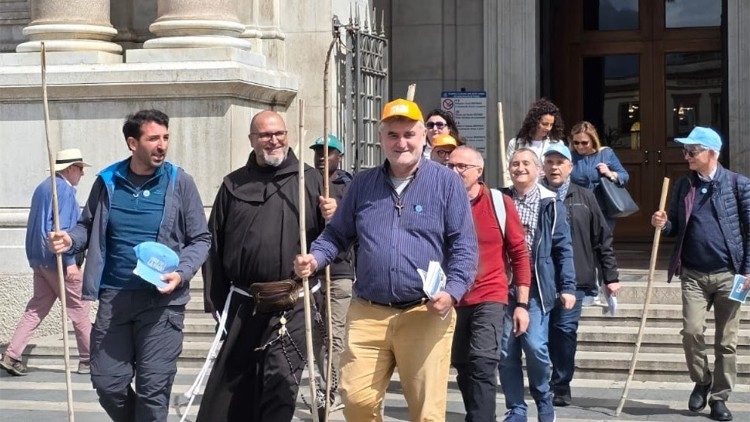 Une image du p&egrave;lerinage Laudato si' effectu&eacute; il y a un an par des fid&egrave;les de la r&eacute;gion d'Acerra pour le dixi&egrave;me anniversaire de l'encyclique de Fran&ccedil;ois.