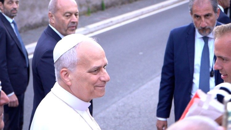 Leone XIV mentre si intrattiene con alcuni fedeli