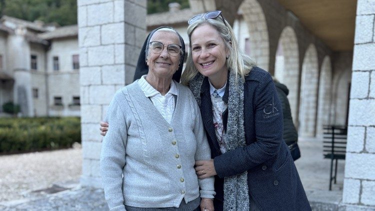 Irm&atilde; Maria At&iacute;lia e a jornalista Andressa em Roccaporena, na It&aacute;lia